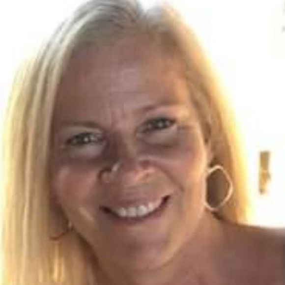 Profile Picture of Lisa Sinou (@lmwpharmsearch) on Poshmark