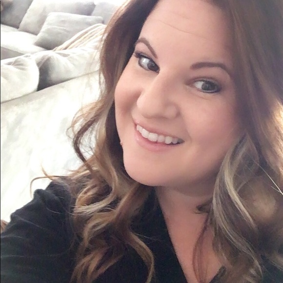 Profile Picture of Shelly Powers (@shellylynnpow) on Poshmark