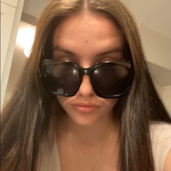 Profile Picture of Julianna Grant (@julianna_grantt) on Poshmark