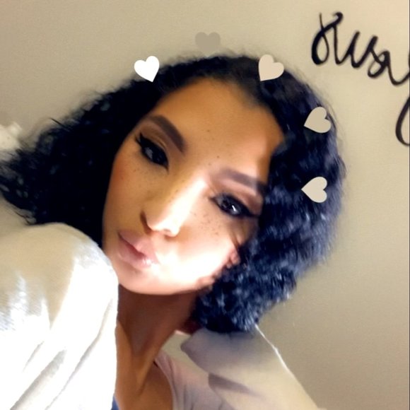 Profile Picture of Alexis Blauvelt (@alexisblauvelt) on Poshmark