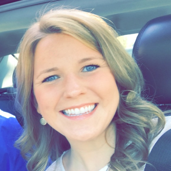 Profile Picture of Erin Wade (@erinwade95) on Poshmark