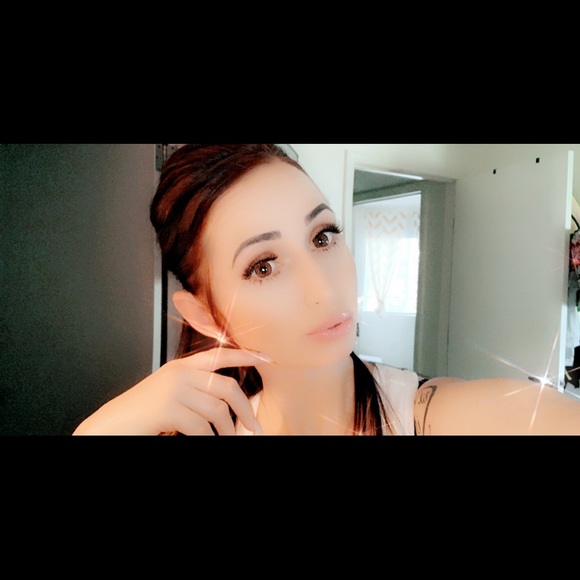 Profile Picture of Christina Dillon (@brat0626) on Poshmark