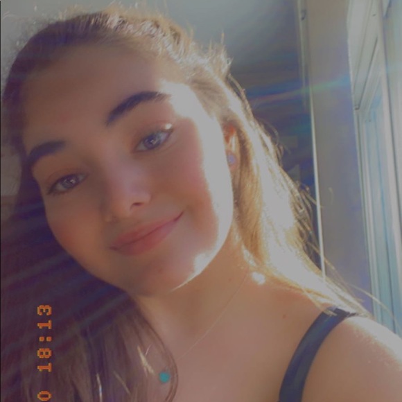 Profile Picture of Lara Artinian (@lara_artinian) on Poshmark