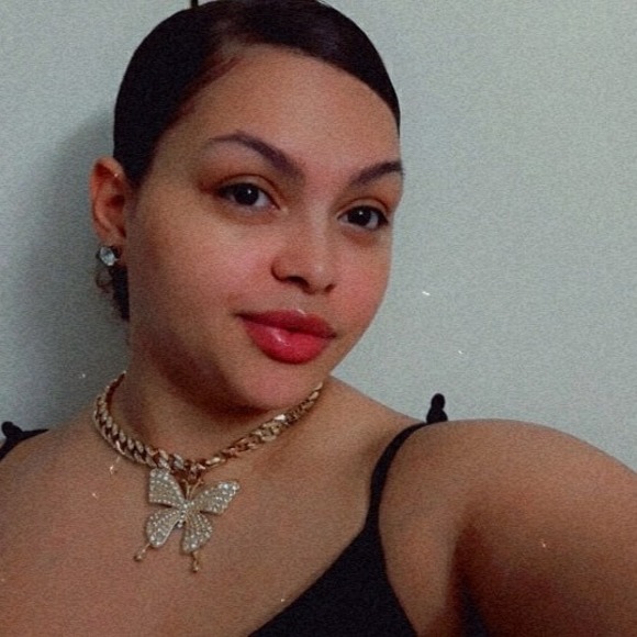 Profile Picture of Karyann Alverio (@kryannalverio) on Poshmark