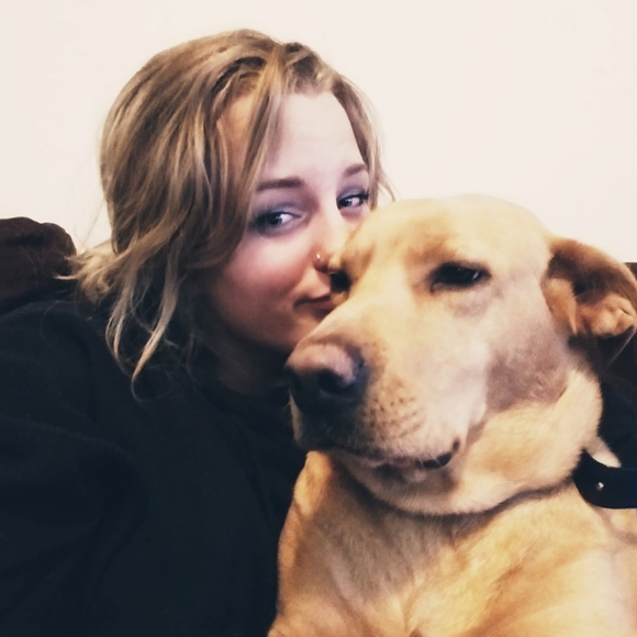 Profile Picture of Rachelle Snowdon (@rachellefs) on Poshmark