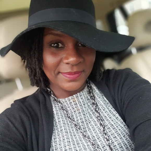 Profile Picture of Lucina Smith (@luchini55) on Poshmark