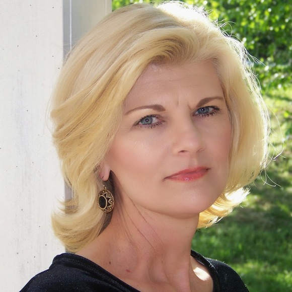 Profile Picture of Sandi Denkers (@sandidenkers) on Poshmark