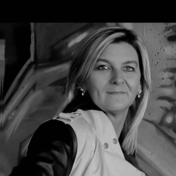 Profile Picture of Katy Simard (@katysimard2002) on Poshmark