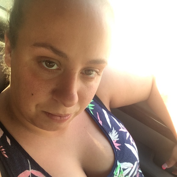 Profile Picture of Danielle Perreault (@yell7710) on Poshmark