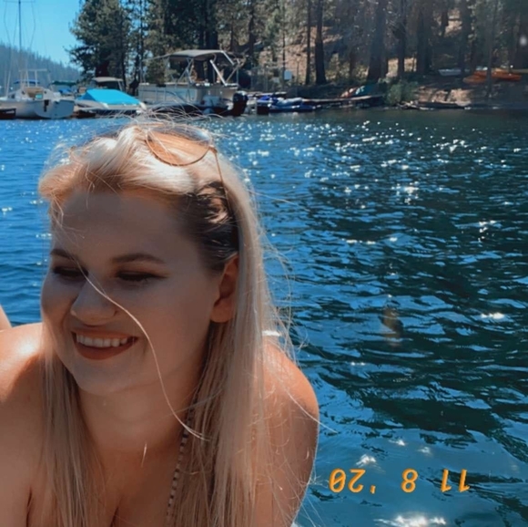 Profile Picture of Holly Helmuth (@hmhelmuth) on Poshmark