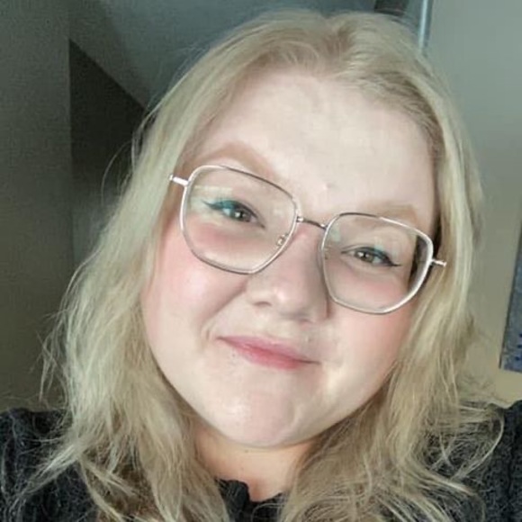 Profile Picture of Shelby Leneveu (@shlbylnvu) on Poshmark