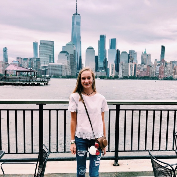 Profile Picture of Ava Thomas (@avaccaroline) on Poshmark