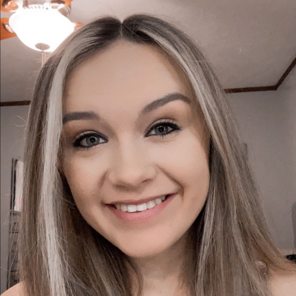 Profile Picture of Mara Larew (@maralare1) on Poshmark