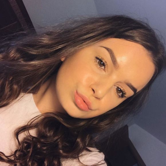 Profile Picture of Lauren Dahle (@jesuslovingirl) on Poshmark