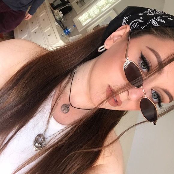 Profile Picture of Danielle Canfield (@dannielleypoo) on Poshmark