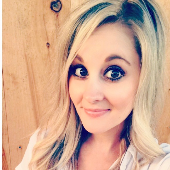 Profile Picture of Courtney Torborg (@crorborg) on Poshmark