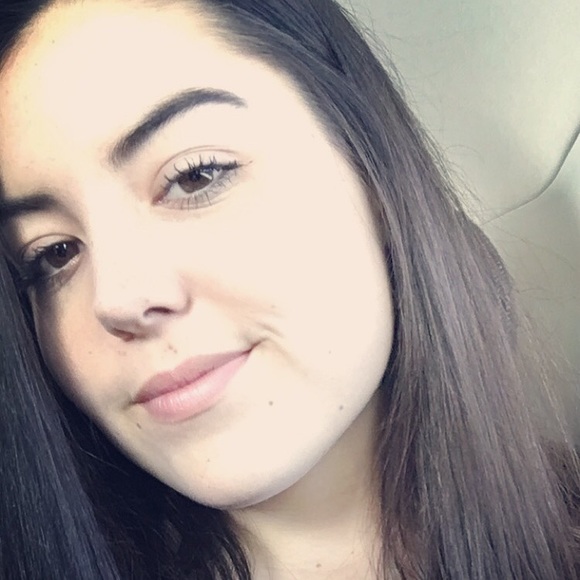 Profile Picture of Alayna Snedden (@alayna_mariee_) on Poshmark