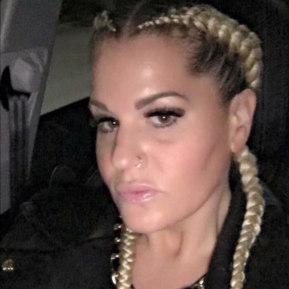 Profile Picture of Kimmy Kim (@xoxokimmyxoxo) on Poshmark