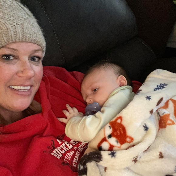 Profile Picture of Dawn Froehle (@dawngivesahoot) on Poshmark