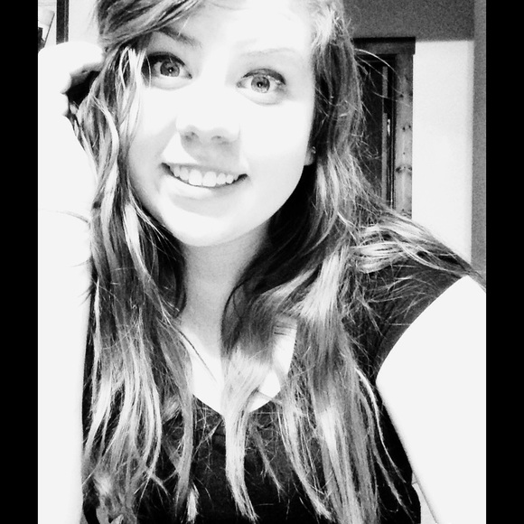 Profile Picture of Kennedi Smades (@ksmades19) on Poshmark