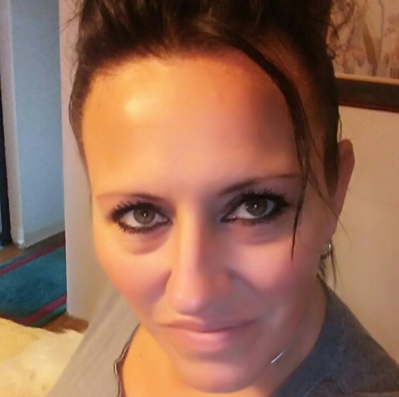 Profile Picture of Denise Dzierwa (@bionicbuttrfly) on Poshmark