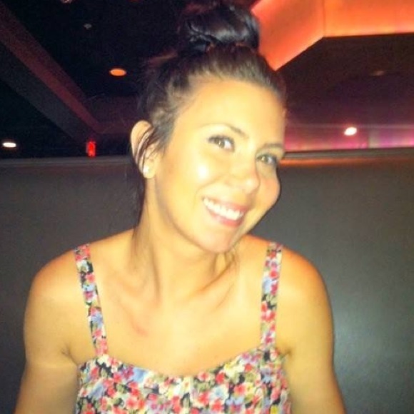 Profile Picture of Sheena Hansen (@smh1028) on Poshmark