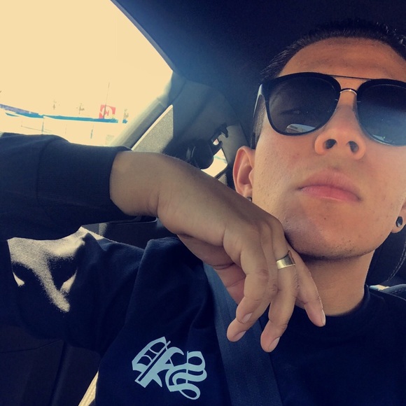 Profile Picture of Tony Robledo (@tonyrobledo) on Poshmark