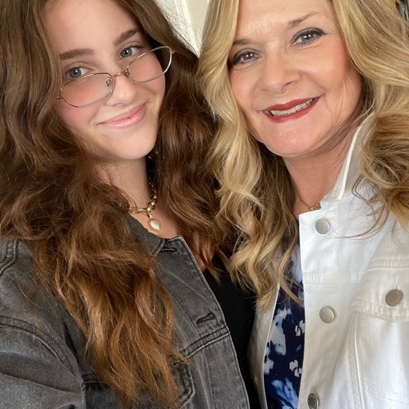 Profile Picture of Sandi Ewaniszyk (@sandiewaniszyk) on Poshmark