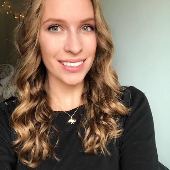 Anne Dennen - Poshmark Profile Picture of Anne Dennen (@annied88) on Poshmark