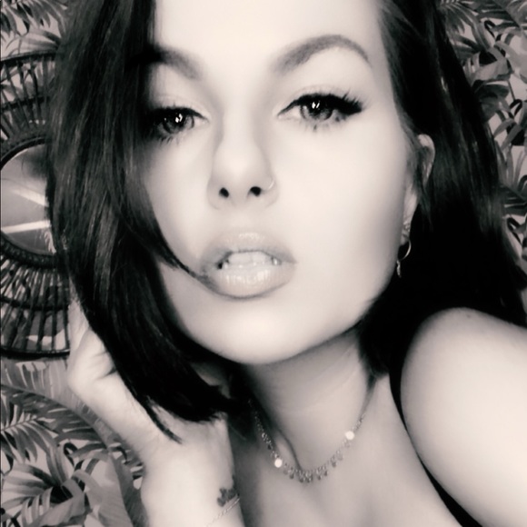 Profile Picture of Amanda Vanderbloemen (@amandavanda88) on Poshmark