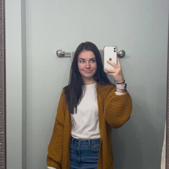 Profile Picture of Corrin Vinez (@corrin_vinez) on Poshmark