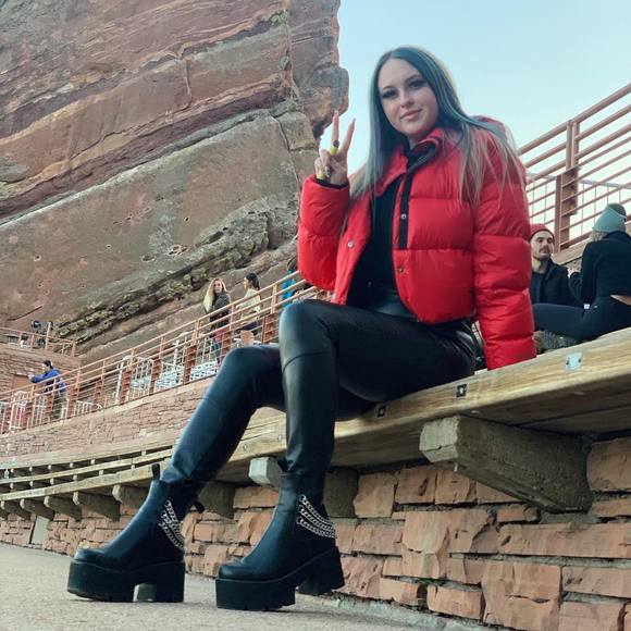 Profile Picture of Ivey Norton (@hotmail2736) on Poshmark