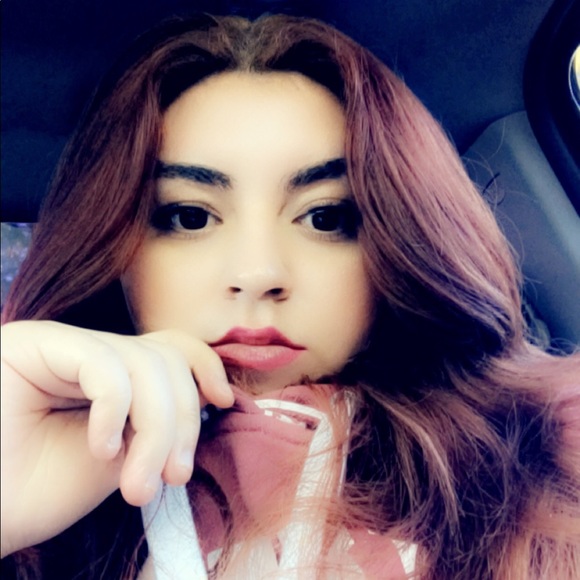 Profile Picture of Nicole Fernandez (@nicolef1997) on Poshmark