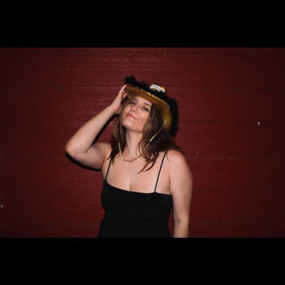Profile Picture of Avery Beaurline (@avery_beaurline) on Poshmark