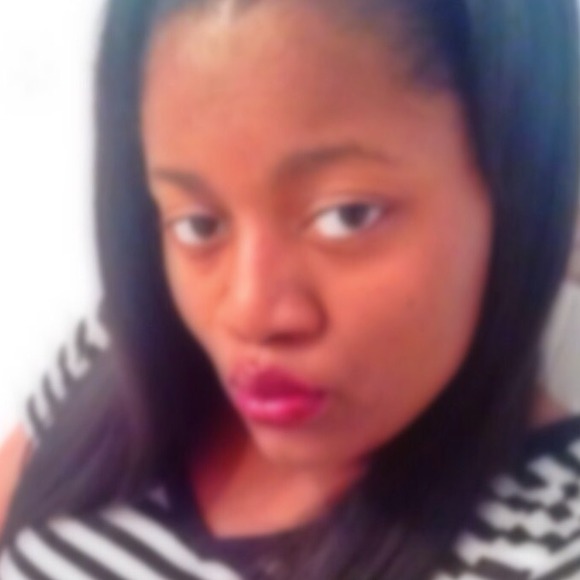 Profile Picture of Danielle Holmes (@dholmes19) on Poshmark