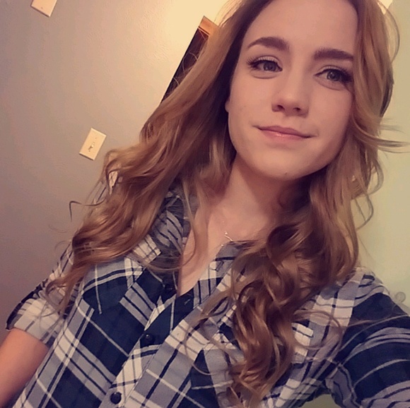 Profile Picture of Ashley Floreth (@ashington666) on Poshmark