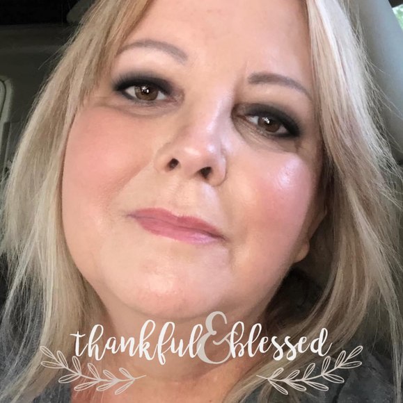 Profile Picture of Lisa Bell (@lisabell54) on Poshmark