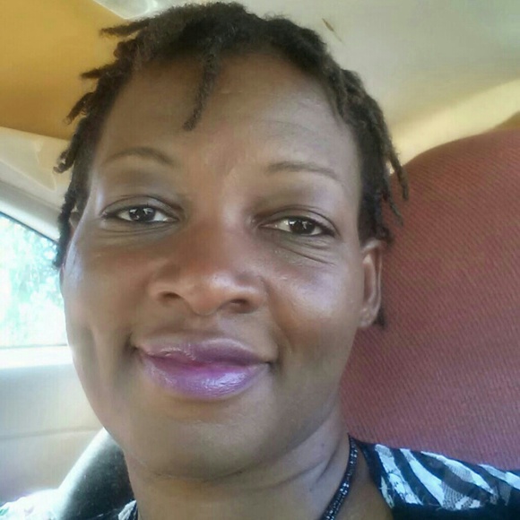 Profile Picture of Gloria Wilson (@glow71) on Poshmark