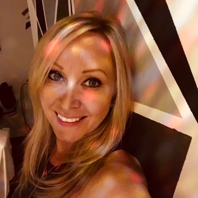 Profile Picture of Claire Saunders (@clairevsaunders) on Twitter