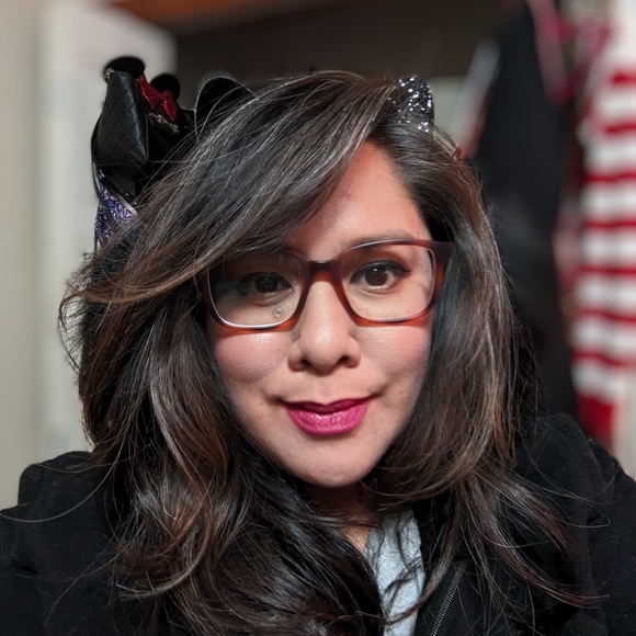 Profile Picture of Mari Perez (@mshine27) on Poshmark