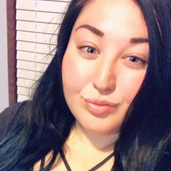 Profile Picture of Cassandra Serna (@fashionicon13) on Poshmark