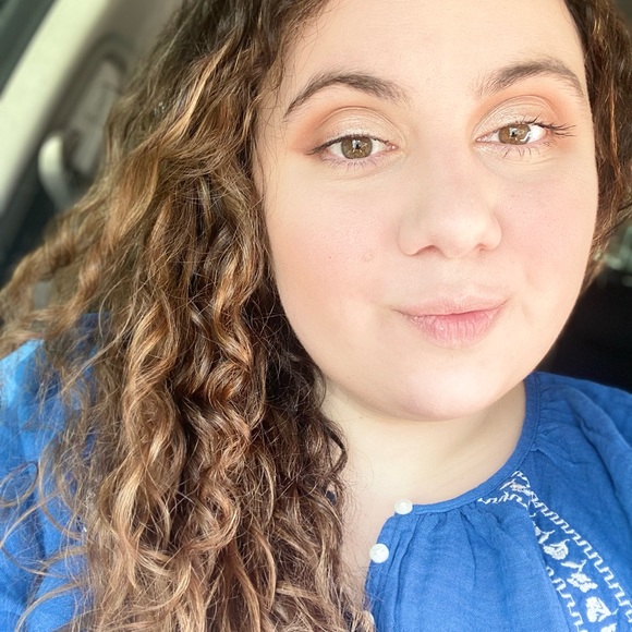 Profile Picture of Cassandra Pinto (@cassmass94) on Poshmark