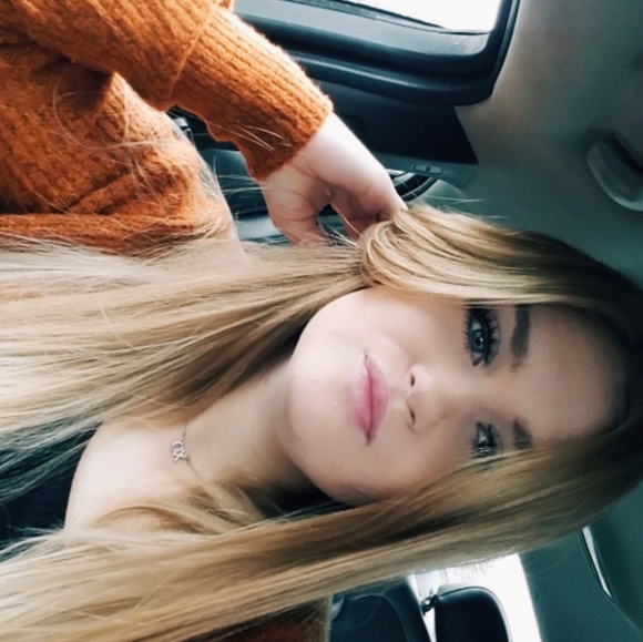 Profile Picture of Raene Sarnowski (@raenesarnowski) on Poshmark