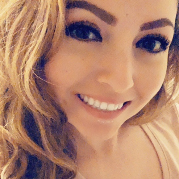 Profile Picture of Kristin Beard (@kristin_beard) on Poshmark