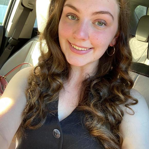 Profile Picture of Sarah Alello sibley (@sarahdactyl_15) on Poshmark