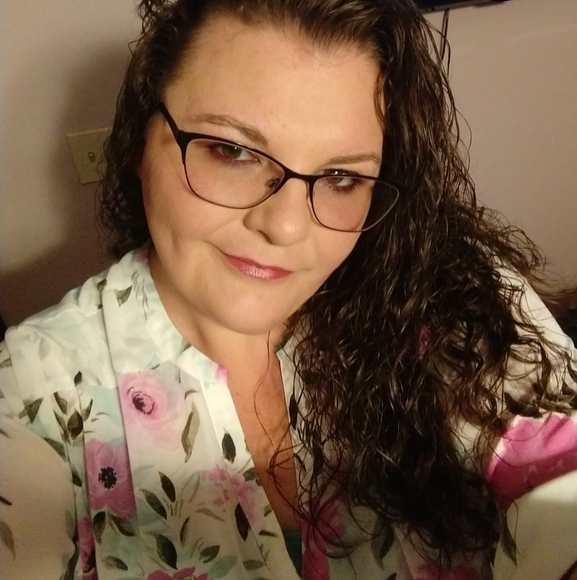 Profile Picture of Gretchen Rochowiak (@groc82) on Poshmark