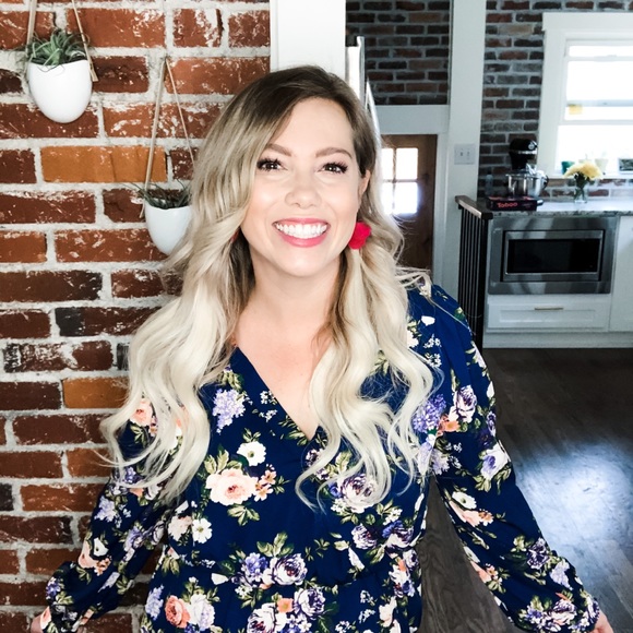 Profile Picture of Krystal Weger (@krystalweger) on Poshmark