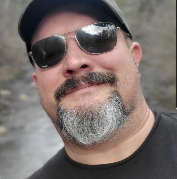 Profile Picture of Shawn Robinette (@ping342001) on Poshmark