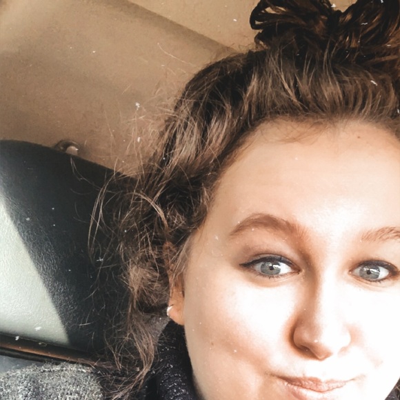 Profile Picture of Olivia Lemmon (@omlemmon) on Poshmark