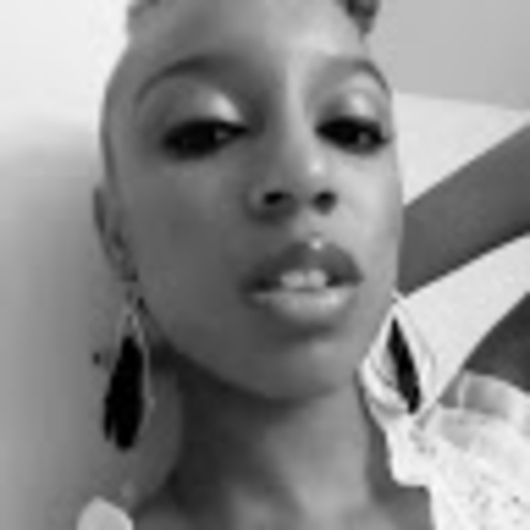 Profile Picture of Lillian Belle (@bellelillian21) on Poshmark